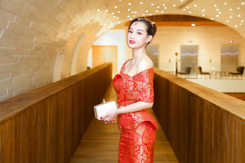 quot;Loạn nhịp timquot; trước vẻ quyến rũ của MC Quỳnh Chi - 9