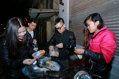 Dương Hoàng Yến - Hà Duy giản dị đi từ thiện sau khi đăng quang - 3