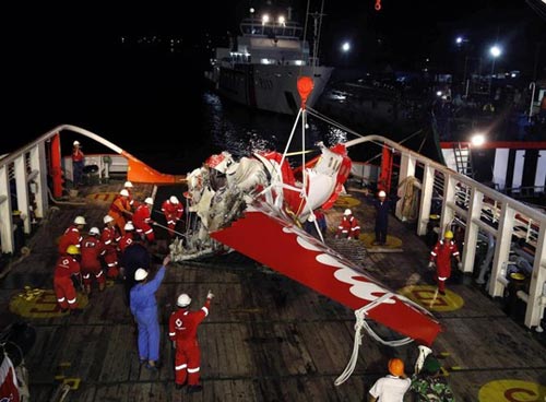 AirAsia QZ8501: Vớt 6 thi thể ngập dưới bùn - 2