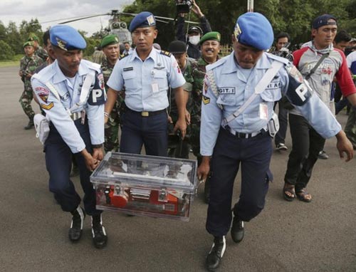 AirAsia QZ8501: Vớt 6 thi thể ngập dưới bùn - 3