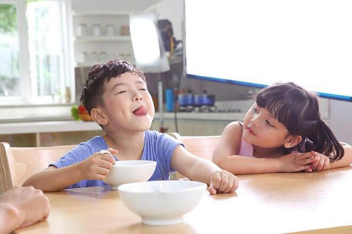 Mẫu nhí lai Mỹ 6 tuổi kiếm tiền “khủng” nhất Sài Thành - 3