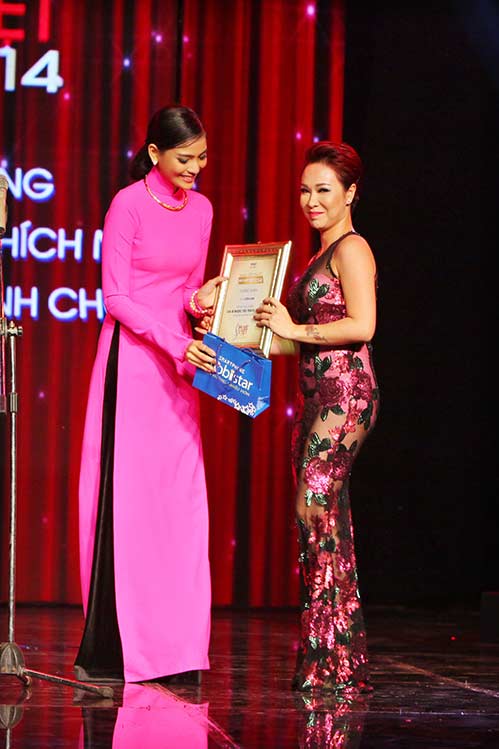 Trương Thị May sánh bước bên đạo diễn Dũng quot;khùngquot; - 10