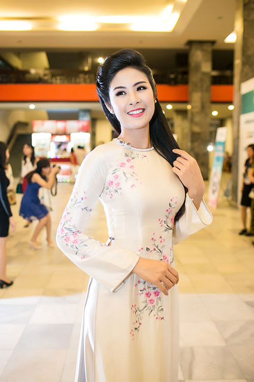 Nathan Lee rạng rỡ bên mẹ ở sân bay - 7
