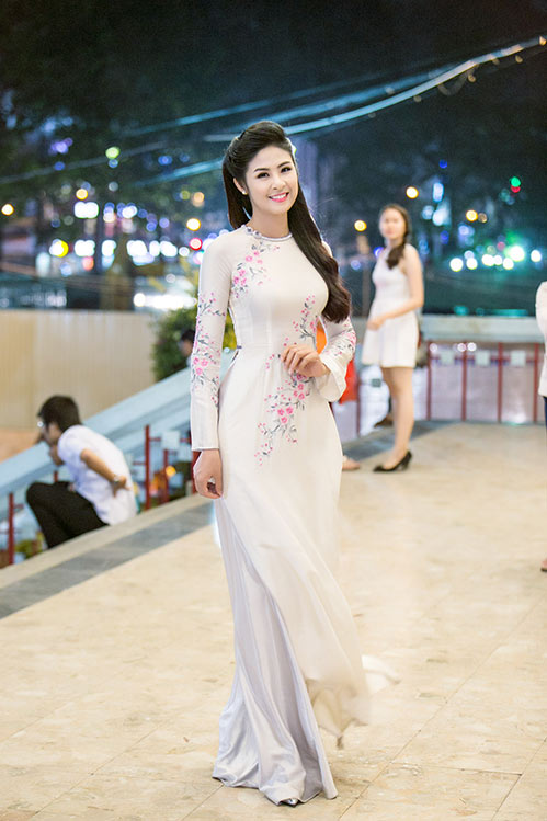 Nathan Lee rạng rỡ bên mẹ ở sân bay - 8
