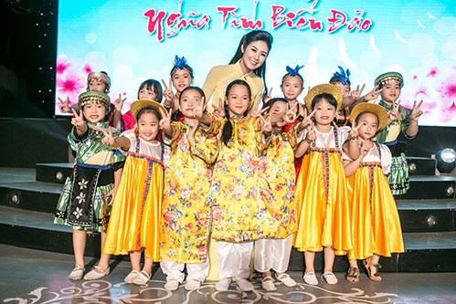 Nathan Lee rạng rỡ bên mẹ ở sân bay - 11