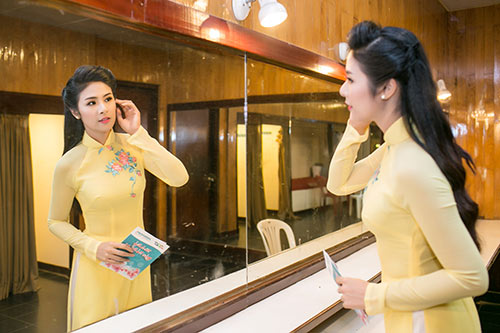 Nathan Lee rạng rỡ bên mẹ ở sân bay - 10