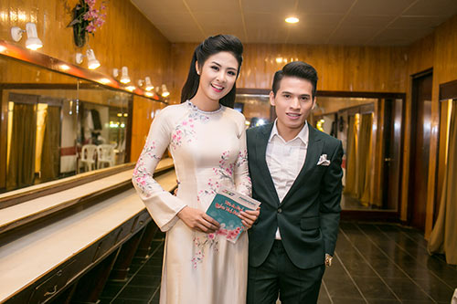 Nathan Lee rạng rỡ bên mẹ ở sân bay - 14