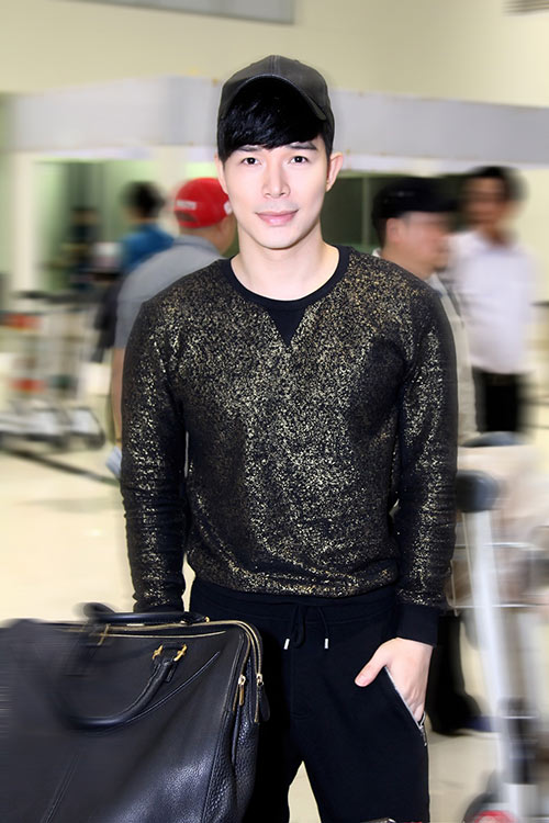 Nathan Lee rạng rỡ bên mẹ ở sân bay - 1