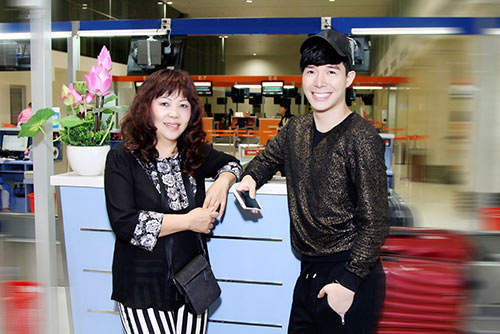Nathan Lee rạng rỡ bên mẹ ở sân bay - 5
