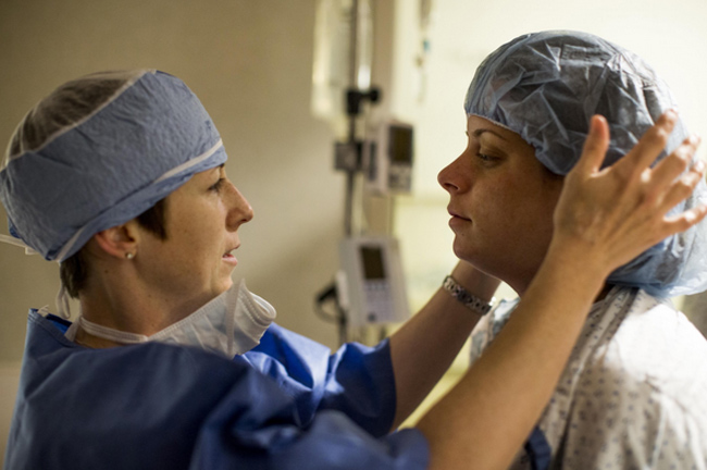 Hình ảnh Stephanie giúp Desiree mặc trang phục chuẩn bị cho ca sinh mổ tại bệnh viện Sibley.
