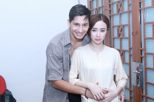 Angela Phương Trinh khoe quot;bụng bầuquot; đau khổ vẫn đẹp - 5