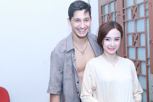 Angela Phương Trinh khoe quot;bụng bầuquot; đau khổ vẫn đẹp - 4