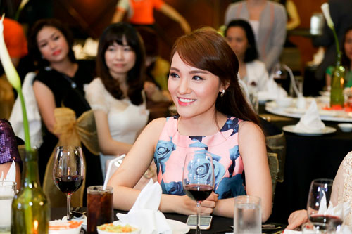 Giang Hồng Ngọc khoe chân thon thẳng tắp - 11