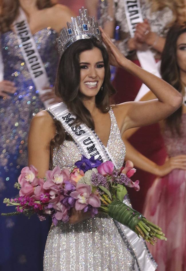 Khoảnh khắc đăng quang của Paulina Vega tại Hoa hậu hoàn vũ 2014.
