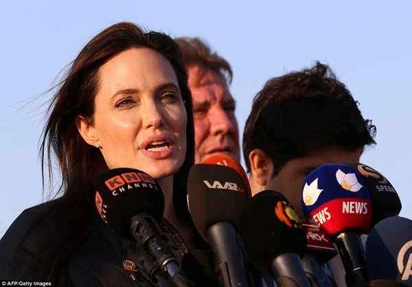 Angelina Jolie mộc mạc tham gia sự kiện - 5