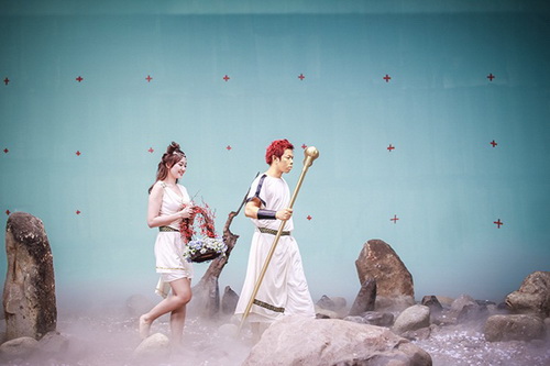 Cận cảnh quot;hô biếnquot; Thái Hòa, Hari Won thành Thánh Su, Thánh Nữ - 15
