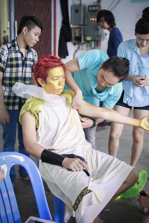 Cận cảnh quot;hô biếnquot; Thái Hòa, Hari Won thành Thánh Su, Thánh Nữ - 3