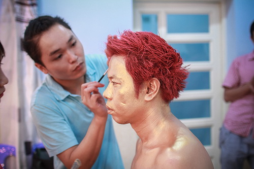 Cận cảnh quot;hô biếnquot; Thái Hòa, Hari Won thành Thánh Su, Thánh Nữ - 7