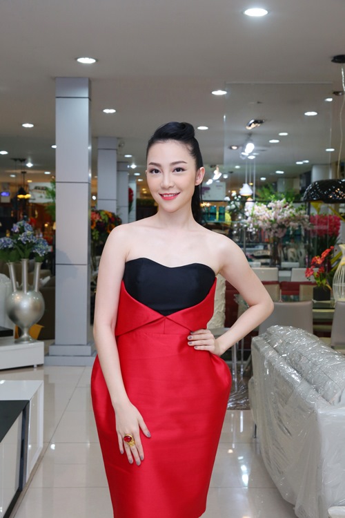 Linh Nga vai trần gợi cảm đi dự event - 2