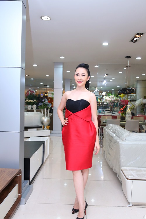 Linh Nga vai trần gợi cảm đi dự event - 3