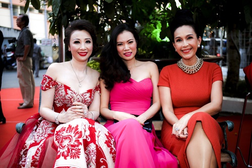 Linh Nga vai trần gợi cảm đi dự event - 8