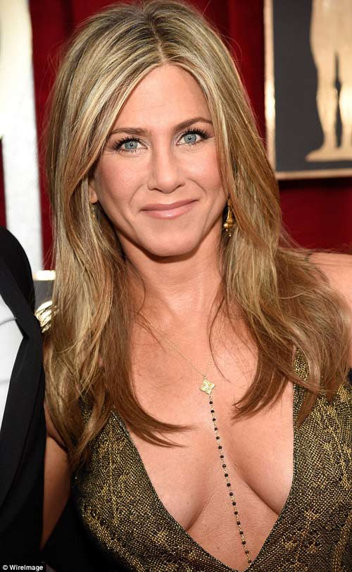 quot;Thót timquot; với váy khoét trổ của bà mẹ 2 con - 14