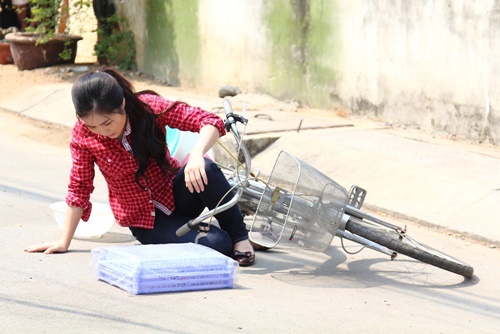 Hương Tràm giản dị và mộc mạc đi đóng phim - 2