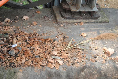 Dọc chân cầu Long Biên ngập ngụa rác thải - 4