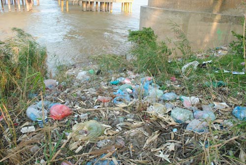 Dọc chân cầu Long Biên ngập ngụa rác thải - 8
