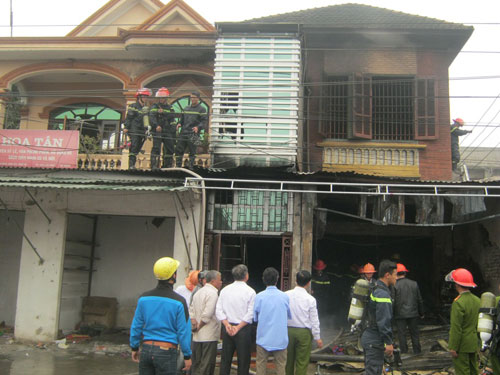 Nghệ An: Chủ nhà đi vắng, quot;bà hỏaquot; thiêu rụi nhà 2 tầng - 1