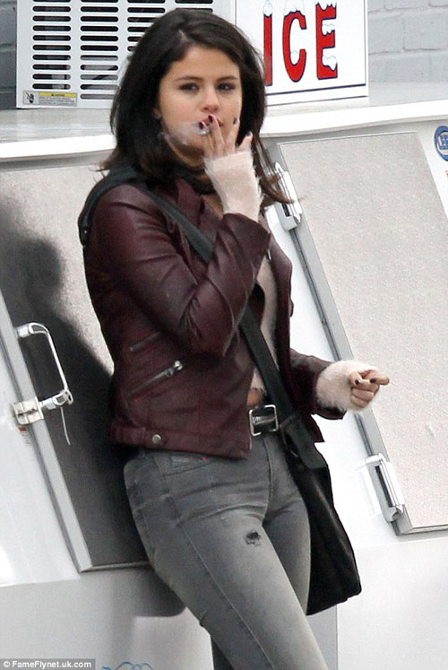 Lộ ảnh Selena Gomez tăng cân béo ú - 1