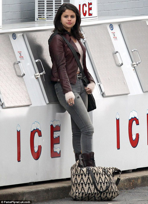 Lộ ảnh Selena Gomez tăng cân béo ú - 2