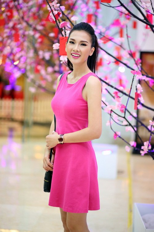 Anh Thư quot;sang chảnhquot; đi diễn bằng xế hộp mới tậu - 3
