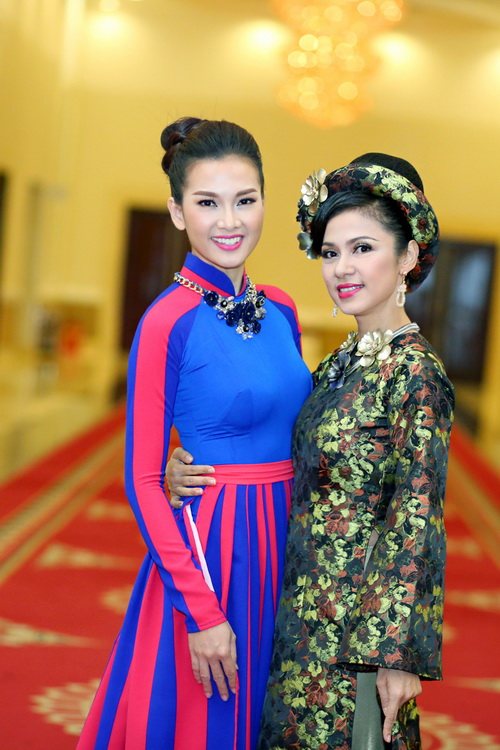 Anh Thư quot;sang chảnhquot; đi diễn bằng xế hộp mới tậu - 9