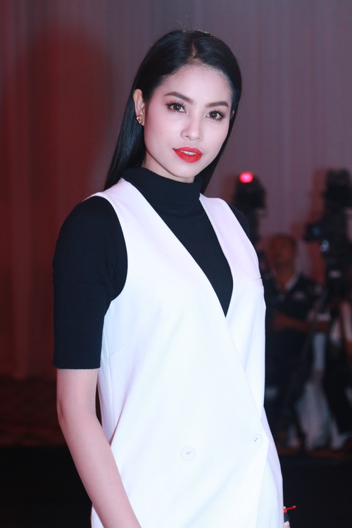 Anh Thư quot;sang chảnhquot; đi diễn bằng xế hộp mới tậu - 16