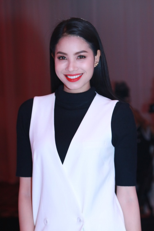 Anh Thư quot;sang chảnhquot; đi diễn bằng xế hộp mới tậu - 17