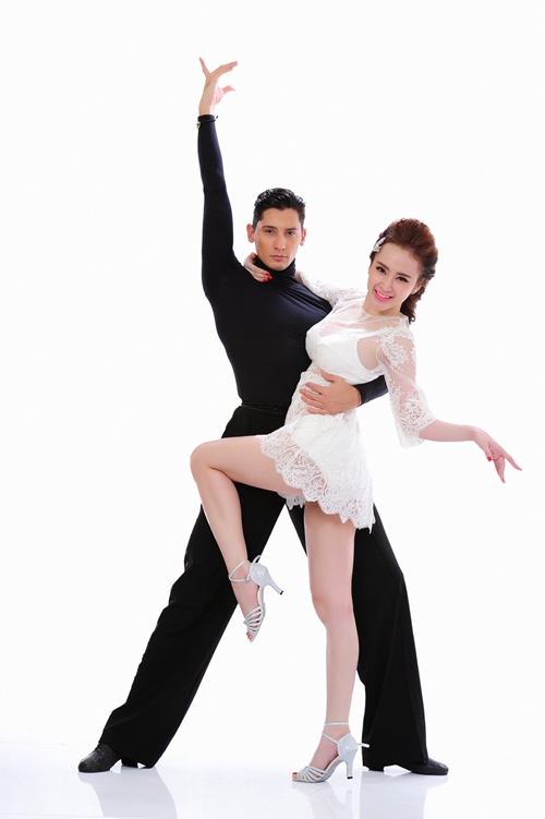 Angela Phương Trinh đọ vẻ gợi cảm với Chi Pu - 1