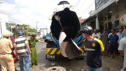 Cà Mau: Nổ xe bồn dầu, 2 người nguy kịch - 1