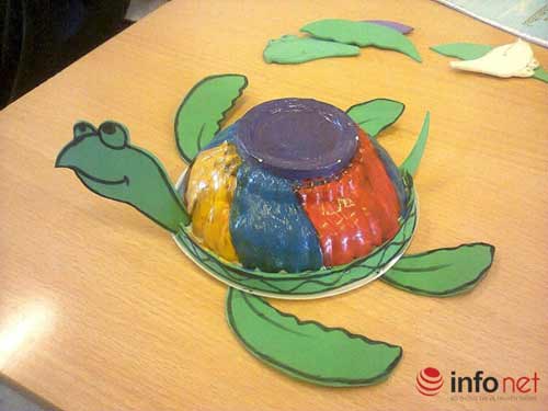 Cô giáo trẻ sáng tạo đồ chơi độc đáo từ những thứ vứt đi - 1