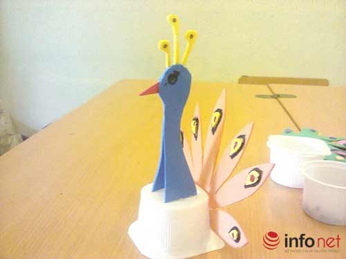 Cô giáo trẻ sáng tạo đồ chơi độc đáo từ những thứ vứt đi - 3