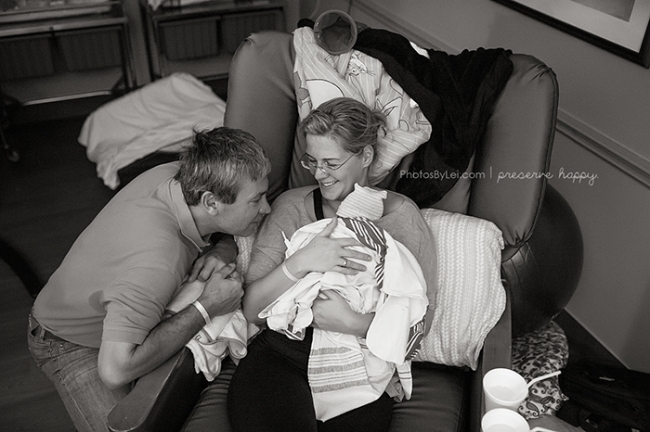Cặp vợ chồng vô cùng hạnh phúc với đứa con gái trên tay. Tuy nhiên, em bé thứ 2 vẫn chưa chịu chào đời.
