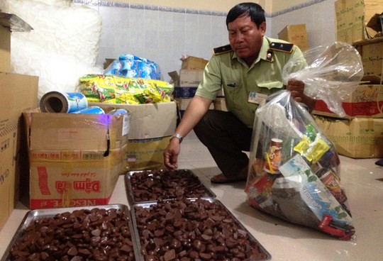 Phát hiện lò bánh kẹo Tết làm từ cacao trôi nổi - 2