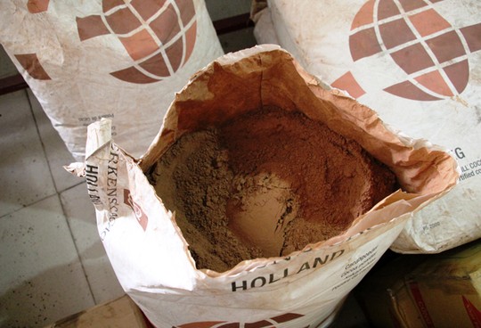 Phát hiện lò bánh kẹo Tết làm từ cacao trôi nổi - 3