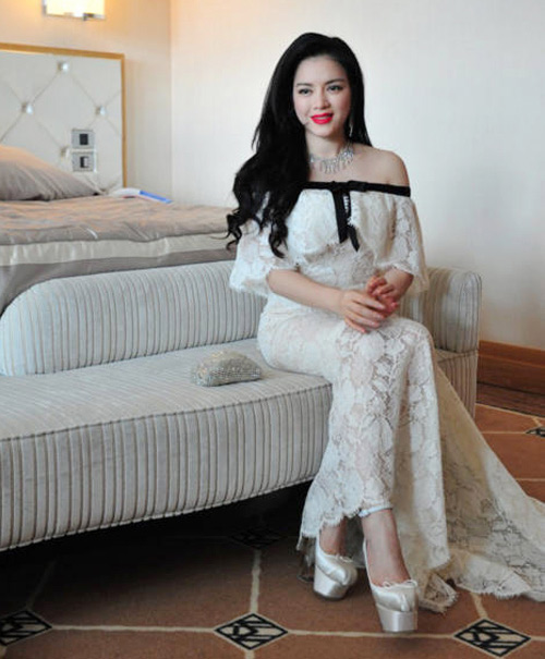 quot;Đau timquot; vì giầy cao chọc trời của sao Việt - 9