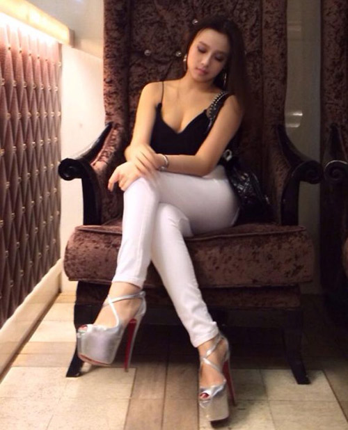 quot;Đau timquot; vì giầy cao chọc trời của sao Việt - 13