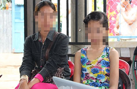 Thiếu nữ tố bị cha mẹ nuôi hành hạ, hiếp dâm - 1