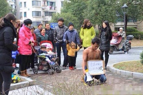 Người đàn ông quỳ gối, bắc loa xin lỗi vợ 1000 lần - 1