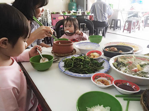 Vợ Lý Hải tâm sự chuyện “quê vì để con cầm bút tay trái” - 3