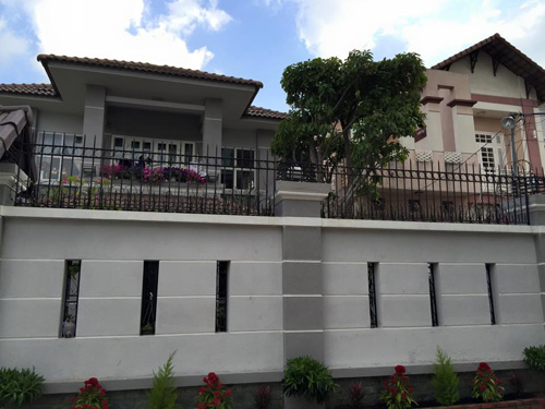 Cao Thái Sơn quần đùi dép lê sửa sang vườn nhà - 6
