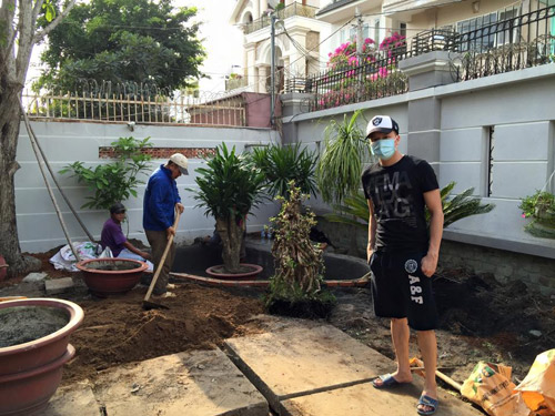 Cao Thái Sơn quần đùi dép lê sửa sang vườn nhà - 1